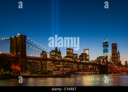 USA, New York City, vue sur la rivière Hudson à Manhattan, avec le 11 septembre, les feux de Memorial et pont de Brooklyn Banque D'Images