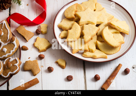 Grignoter des biscuits de Noël sur un plateau Banque D'Images