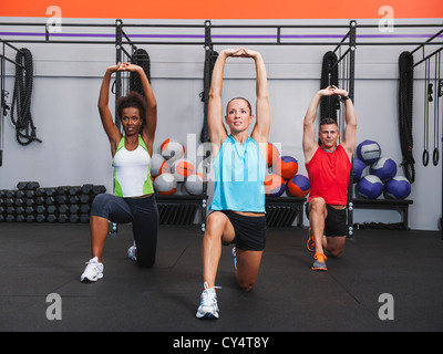 États-unis, Californie, Laguna Niguel, groupe multiracial de deux femmes faisant de sport en aérobie Banque D'Images