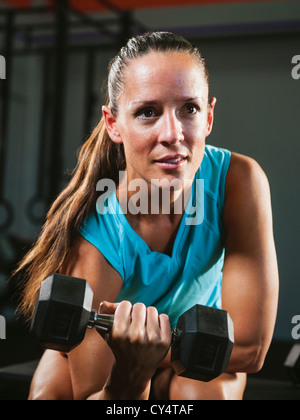 États-unis, Californie, Laguna Niguel, Mid adult woman exercising with dumbbells Banque D'Images