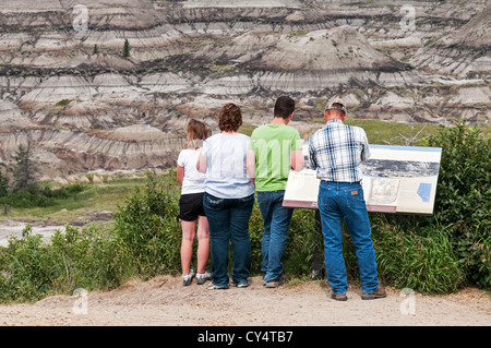 Une famille en vacances de quatre visites situé dans Horseshoe Canyon Alberta badlands du Canada, près de la ville de Drumheller. Banque D'Images