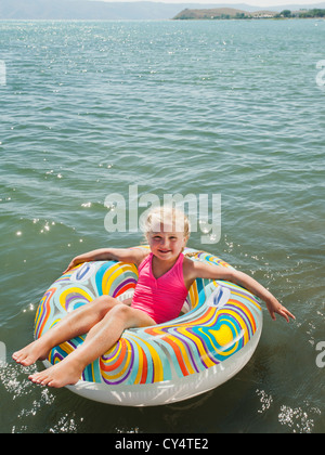 USA, Utah, Garden City, Portrait of Girl (4-5) flottant sur l'eau sur l'anneau gonflable Banque D'Images