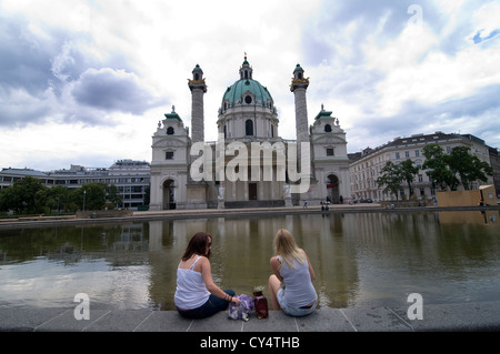 Détente touristiques par Karls Kirche, église St Charles", à Vienne, en Autriche. Banque D'Images