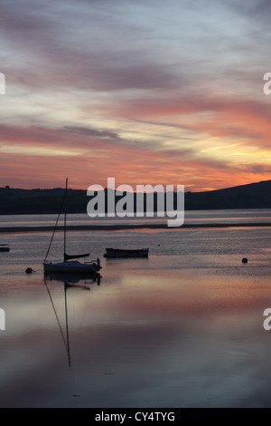 Lever du soleil avec un ciel coloré au-dessus de l'estuaire de la Camel. Padstow. Cornouailles Banque D'Images