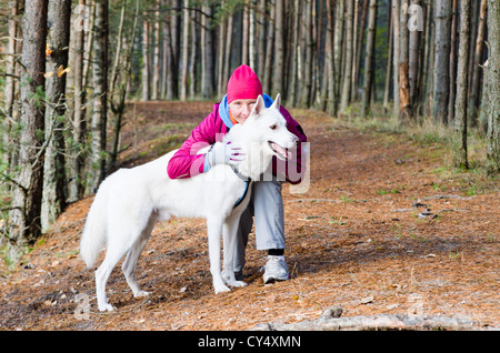 La femme avec un chien dans un parc forestier Banque D'Images