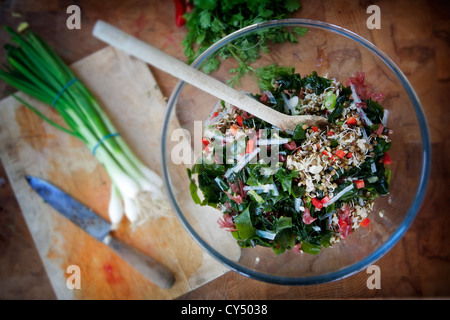 Les frais généraux de la salade avec du cuillère à mélange. Trois types d'algues et une planche avec un couteau et oignons de printemps Banque D'Images