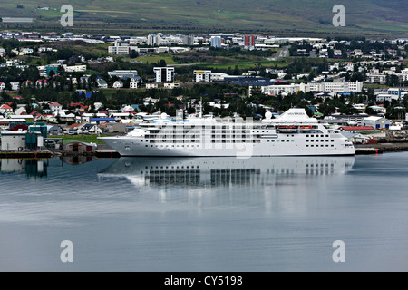 Navire de croisière de luxe dans le port d'Akureyri, Islande Banque D'Images