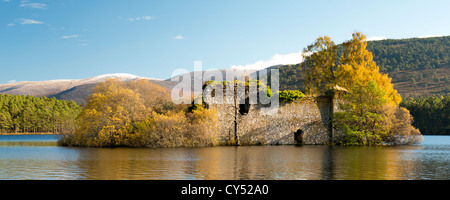 Une photographie de paysage Loch an Eilein château en couleurs de l'automne il est situé dans le domaine de rothiemurchus à Aviemore Banque D'Images