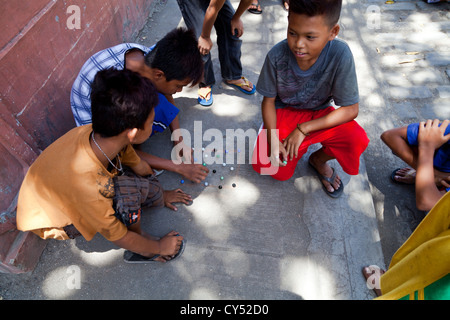 Enfants jouant dans les rues de Manille, Philippines Banque D'Images