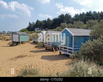 Cabines de plage dans les dunes de sable sur la plage de North Norfolk. Banque D'Images