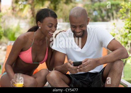 African American couple socialiser autour de la piscine Banque D'Images
