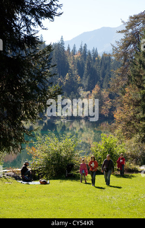 Les gens à profiter de la vue sur le lac - Crestasee Cresta, Grisons, Suisse Europe Banque D'Images