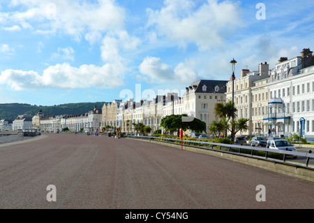 Une vision large de Llandudno Llandudno hôtels du front de mer et l'été tôt le matin Llandudno Conwy Clwyd North Wales UK Banque D'Images