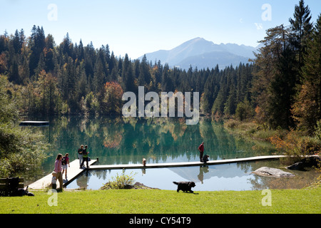 Les gens à profiter de la vue sur le lac - Crestasee Cresta, Grisons, Suisse Europe Banque D'Images