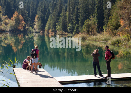 Les gens à profiter de la vue sur le lac - Crestasee Cresta, Grisons, Suisse Europe Banque D'Images