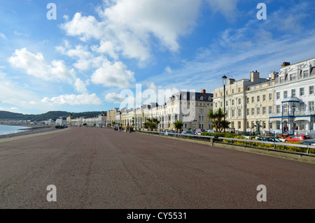 Llandudno Galles une vision large de la promenade du front de mer de Llandudno et hôtels d'été tôt le matin Banque D'Images