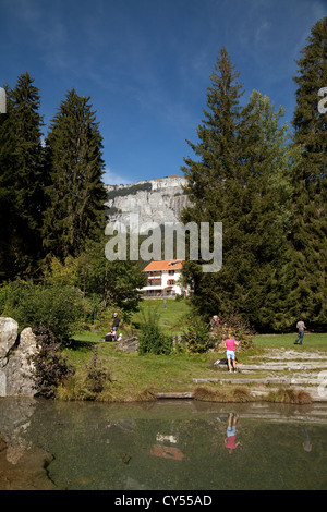 Les gens à profiter de la vue sur le lac - Crestasee Cresta, Grisons, Suisse Europe Banque D'Images