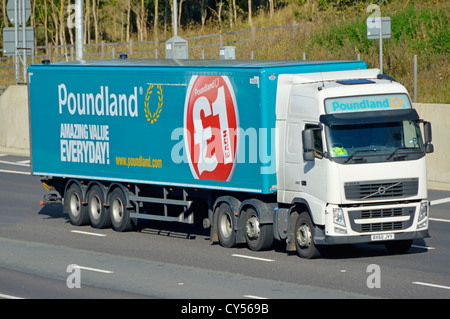 Poundland derrière la remorque sur l'autoroute de l'unité de traction Volvo Banque D'Images