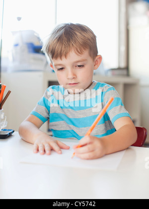 USA, Californie, Los Angeles, garçon dessin avec un crayon à la table Banque D'Images