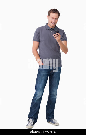 Jeune homme tenant son portable Banque D'Images