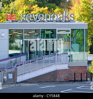 Entrée de la gare de Sevenoaks et signer avec mobilité rampe d'accès combinés à l'accès général Kent England UK Banque D'Images