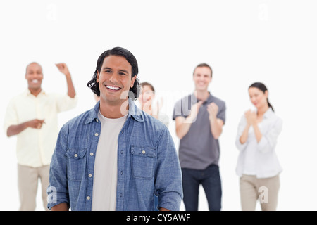 Homme rire avec les gens applaudir en arrière-plan Banque D'Images