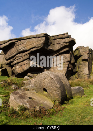 Meules couché abandonné dans le parc national de Peak District, dans le Derbyshire en Angleterre East Midlands Banque D'Images