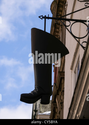 Grand noir sign de démarrage à l'extérieur de magasin de chaussures à Chesterfield Derbyshire, Angleterre Banque D'Images