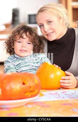 Sculpture femme citrouilles avec son enfant Banque D'Images