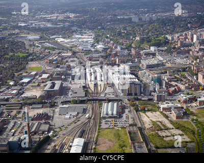 Vue aérienne du centre-ville de Nottingham, East Midlands, Angleterre, Royaume-Uni, montrant la gare Banque D'Images