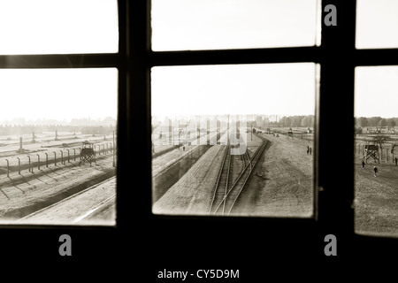 Vue sur Auschwitz II Birkenau camp de concentration et les voies de chemin de fer de la tour de garde, la fenêtre Pologne Banque D'Images