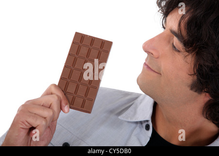 L'homme à la barre de chocolat à Banque D'Images