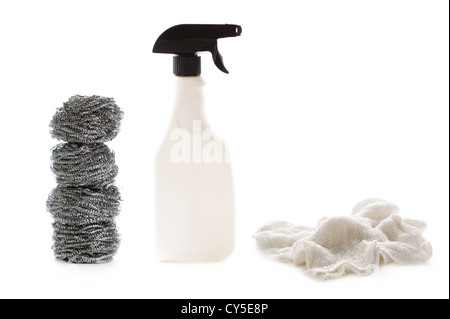 Flacon spray de nettoyage et de tampons à récurer isolé sur fond blanc Banque D'Images