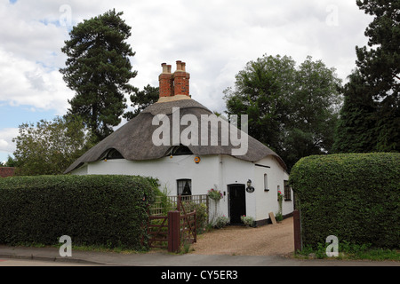 Pays traditionnel thatched cottage,vu ici en Woodhall Lane dans le village de Shenley dans le Hertfordshire. Banque D'Images