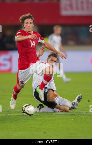 Vienne, Autriche - 11 septembre Julian Baumgartlinger (# 14 Autriche) et Miroslav Klose (# 11) L'Allemagne lutte pour la balle. Banque D'Images