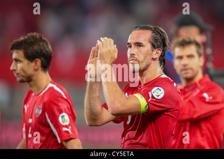 Vienne, Autriche - 11 SEPTEMBRE Christian Fuchs (# 5) Autriche grâce et applaudit aux fans après le match de football de qualification WC. Banque D'Images