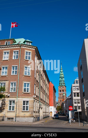 Holmens Kanal rue avec Sankt Nicholaj kirke le St Nicholas church en arrière-plan le centre de Copenhague, Danemark Europe Banque D'Images