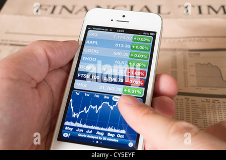 Détail de l'iPhone 5 smart phone app financière montrant l'écran avec les données boursières FTSE