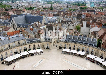 Dijon, Bourgogne, France - place de la libération avec marché, depuis la Tour Philippe le bon Banque D'Images