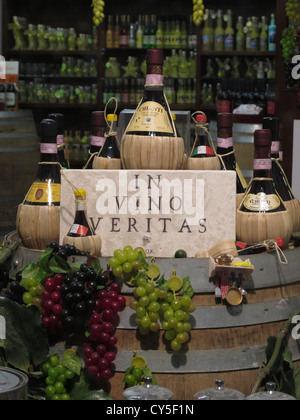 In vino veritas sign in shop window à Rome Italie pendant la nuit Banque D'Images