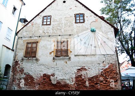 Cadran solaire sur une vieille maison délabrée dans la rue Tkalciceva, Zagreb, Croatie Banque D'Images