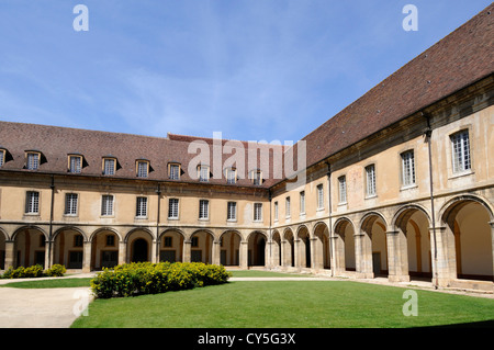 L'Abbaye de Cluny, un monastère bénédictin à Cluny, Saône et Loire, Bourgogne, France - le cloître Banque D'Images
