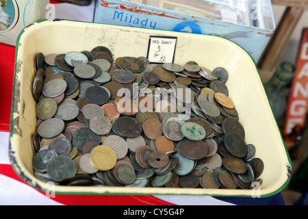 L'un des (14) images liées à marché de Portobello Road par le photographe et les entreprises qui vendent des antiquités et bric-à-brac. Banque D'Images