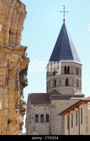 Clocher et ruine de l'ancienne abbaye de Cluny, Cluny, Saône et Loire, Bourgogne-Franche-Comté, Bourgogne, France, Europe Banque D'Images