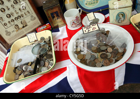 L'un des (14) images liées à marché de Portobello Road par le photographe et les entreprises qui vendent des antiquités et bric-à-brac. Banque D'Images