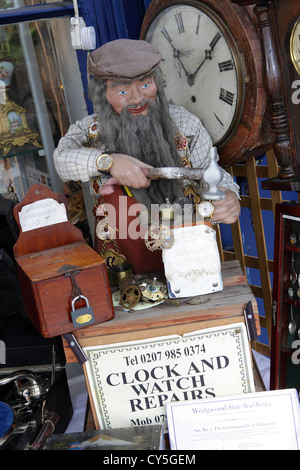 L'un des (14) images liées à marché de Portobello Road par le photographe et les entreprises qui vendent des antiquités et bric-à-brac. Banque D'Images