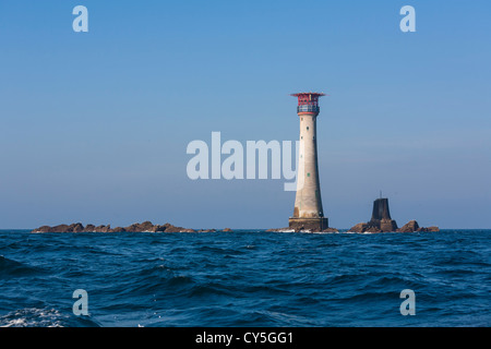 Eddystone Lighthouse à marée basse montrant le récif sur lequel se dresse le phare le. Le phare historique. Banque D'Images