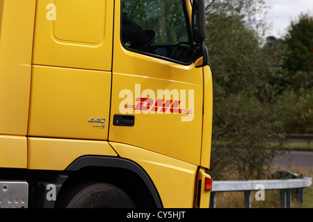 Dans le cadre d'une cabine de camion DHL voyageant le long d'une route à Londres, Angleterre Banque D'Images