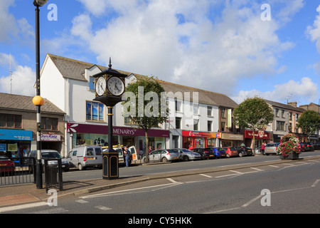 À l'échelle large rue principale de la ville, réveil et de magasins avec des voitures garées sur le bord de la route dans le comté de Tyrone Cookstown Irlande du Nord UK Banque D'Images