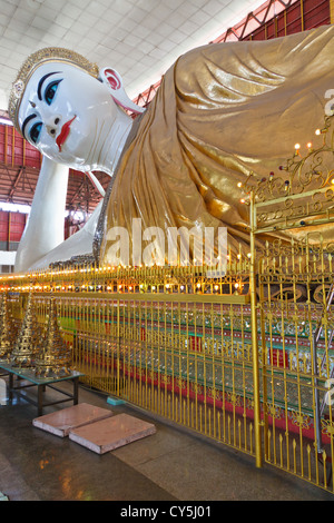 Le bouddha couché de Chauk Htat Gyi dans la Pagode à Rangoon, Myanmar Banque D'Images